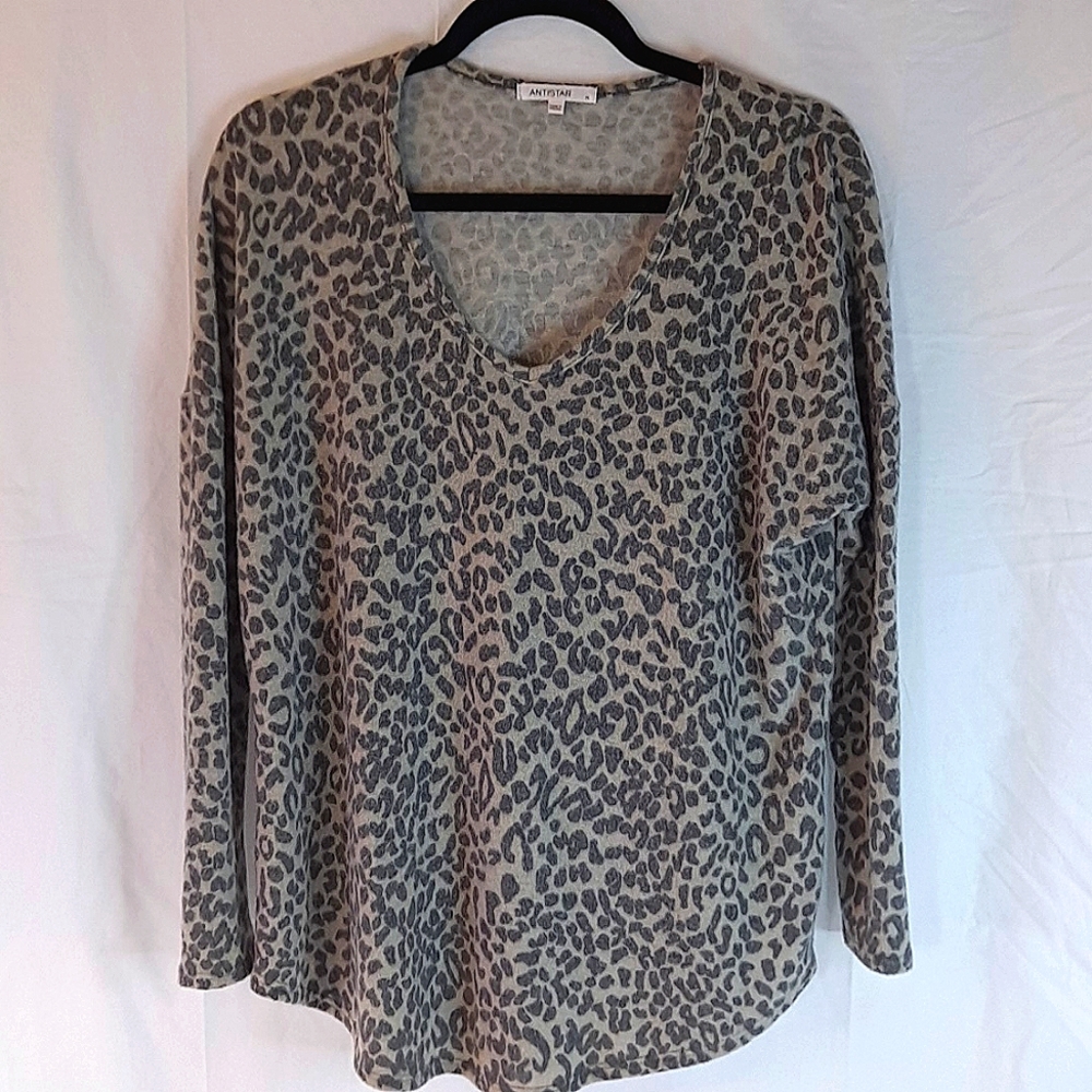 Antistatic super soft v neck sweater in grey animal print, size medium.
